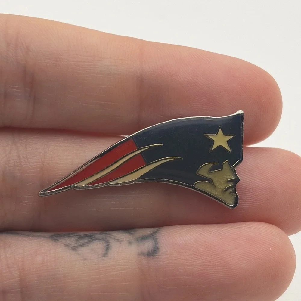 Vintage 1993 NFL New England Patriots Mascot Logo Head Lapel Hat Pin